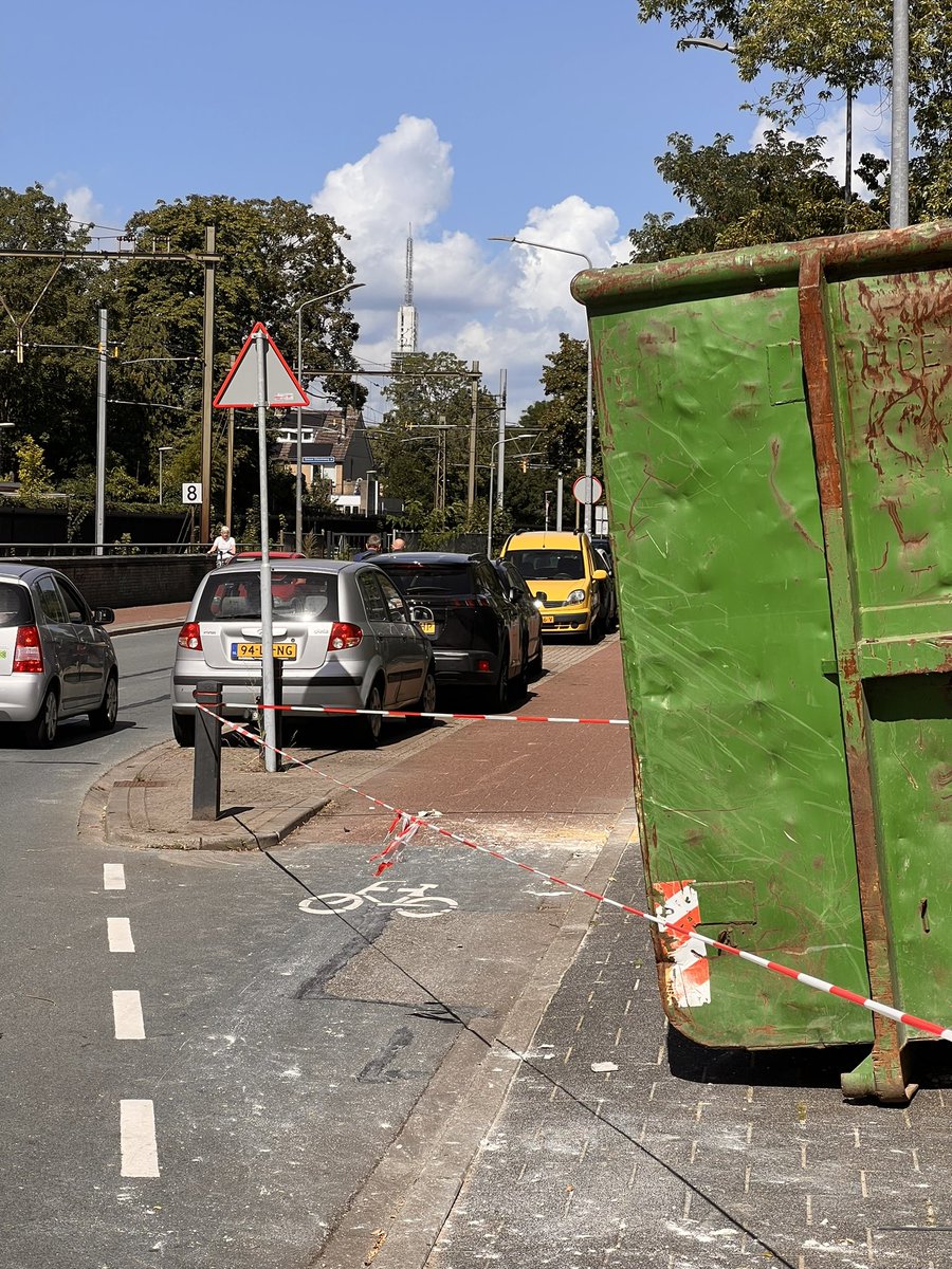 <a href="/GemeenteHsum/">Gemeente Hilversum</a> <a href="/IbrahimDoslu/">Ibrahim Doslu</a> Vanmiddag geen stoep of fietspad voor voetgangers en fietsers , dus iedereen weer over de rijbaan…  #lint #afgezet <a href="/FietsHilversum/">Fietsersbond Hilversum</a>