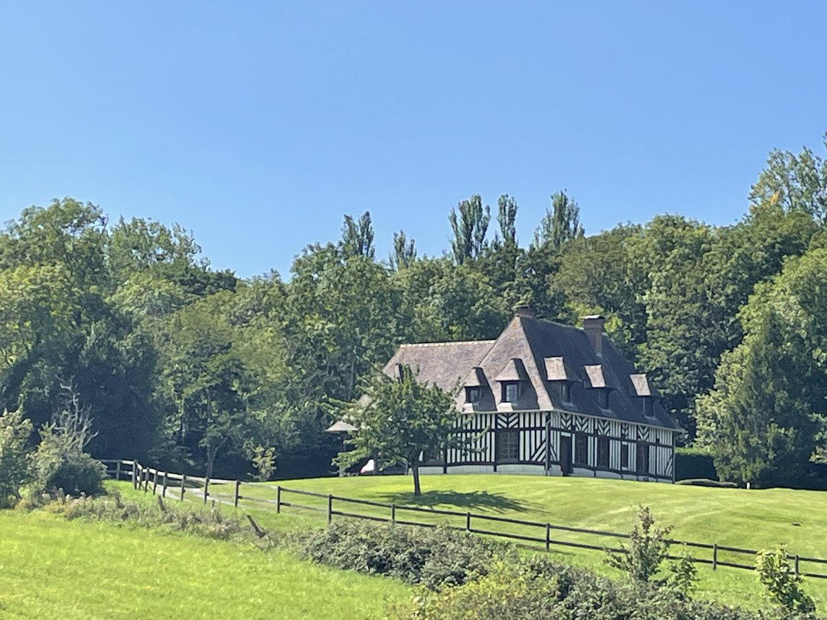 RacingBreaks's tweet photo. ☀️ 🇫🇷 Sunny afternoon at @hippoclairefont, a day after #Vandeek took the Prix Morny at Deauville-La Touques. 

Congratulations #MandarinBasc, winner of this evening’s Grand Steeplechase de la Ville de Deauville! 🏇 https://t.co/rrwMFVeknD