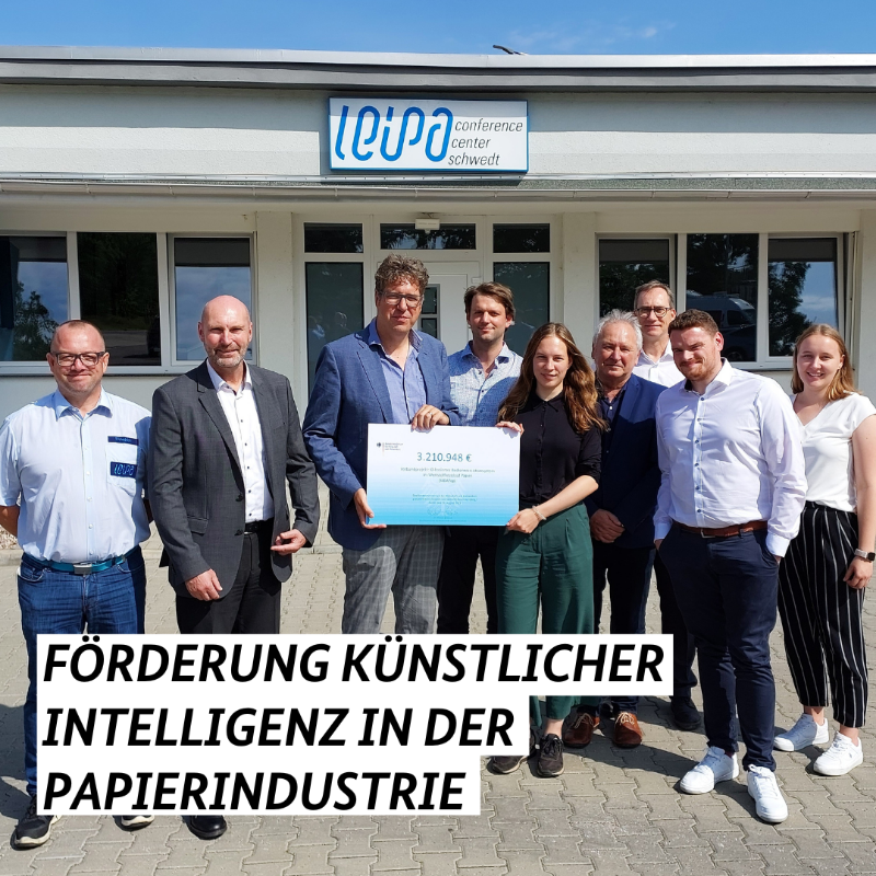 BMWE_'s tweet photo. #KI könnte bald in der Papierindustrie für mehr Ressourcenschonung und #Nachhaltigkeit sorgen. Daran arbeitet das BMWK-geförderte Projekt #KIBAPap. Parlamentarischer Staatssekretär @MiKellner hat heute den Förderbescheid übergeben. #Bioökonomie #Kreislaufwirtschaft @LEIPA_Group