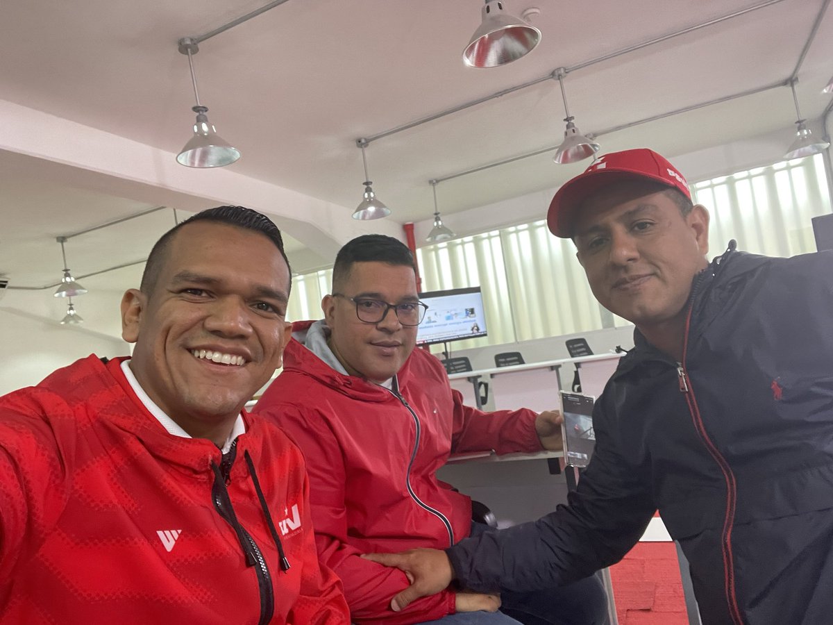 Ya estamos en la reunión de la Dirección Nacional del Partido de Chávez 🇻🇪 <a href="/PartidoPSUV/">PSUV</a> 

 #ConversaítoConMaduro

<a href="/NicolasMaduro/">Nicolás Maduro</a>