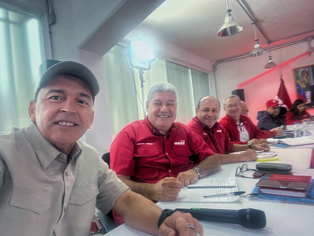 #21agosto || Aquí estamos en la reunión de la DN del @partidoPSUV para seguir avanzando en las líneas de trabajo y orientaciones que estaremos desarrollando en el transcurso del mes.
#ConversaítoConMaduro