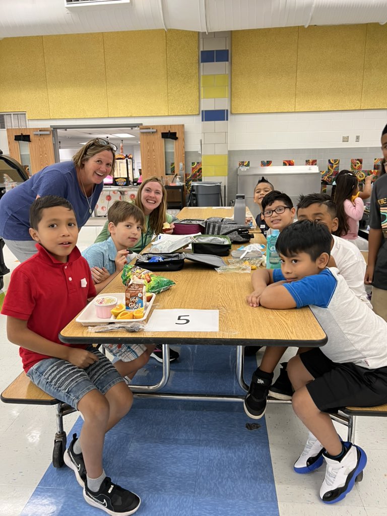 Just in time to see lunch routines in action on day 1 @HyblaValleyES - these students are pros and such healthy eaters! #FirstDayFairfax