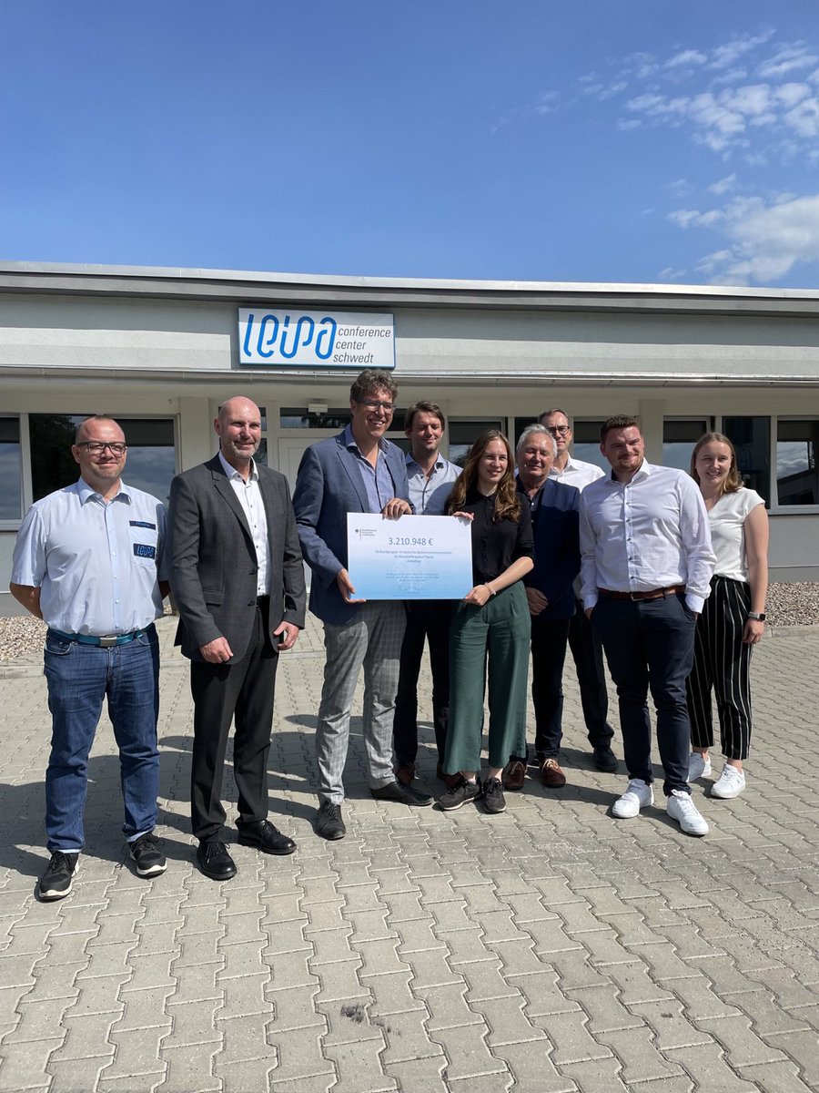 Ressourcenschonung dank F&amp;E in Schwedts Papierfabrik. Wir fördern Implementierung von KI beim Altpapierrecycling mit 3,2Mio.€. Gut für #Uckermark + #Kreislaufwirtschaft. Heute konnte ich bei LEIPA die Fördermittel überreichen. Viel Erfolg!