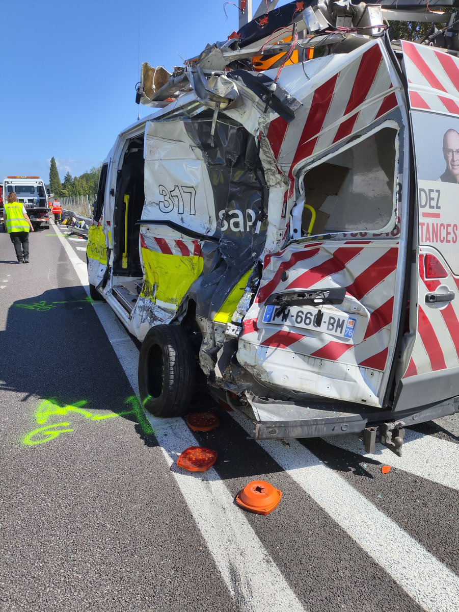 sanef_groupe's tweet photo. #SécuritéRoutière Ce fourgon a été percuté aujourd'hui sur l'#A13. 😡 Il était sur bande d’urgence en protection d’une panne. La patrouilleuse qui était à bord est légèrement blessée. Au volant, regardez la route et respectez le #CorridorDeSécurité @ASFAutoroutes @RoutePlusSure https://t.co/VKzf3O5v1s