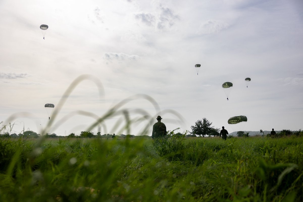 MARFORSOUTH's tweet image. Reconnaissance #Marines with @marforres and special operations marines from partner and allied nations parachute during low level static line training for #UNITASLXIV at Cartagena, Colombia, July 18, 2023.

#Readiness | #StrongerTogether | #EnduringPromise