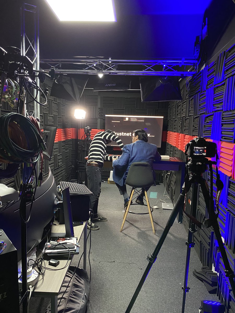 C_LVLMagazine's tweet photo. 🎤 Dirigir y conducir el programa Líderes al descubierto, de C-Level, implica un estudio previo de cada líder invitado(a) y de los temas que él o ella domina y le apasionan. 

@Anyerlab minutos antes de la grabación de un nuevo episodio.

Disfrútalo en YouTube y Spotify https://t.co/y4hpcXtXcI