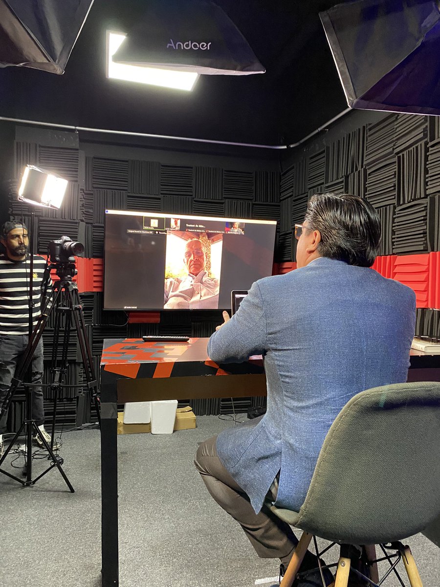 C_LVLMagazine's tweet photo. 🎤 Dirigir y conducir el programa Líderes al descubierto, de C-Level, implica un estudio previo de cada líder invitado(a) y de los temas que él o ella domina y le apasionan. 

@Anyerlab minutos antes de la grabación de un nuevo episodio.

Disfrútalo en YouTube y Spotify https://t.co/y4hpcXtXcI