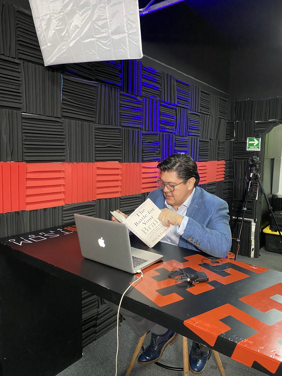 C_LVLMagazine's tweet photo. 🎤 Dirigir y conducir el programa Líderes al descubierto, de C-Level, implica un estudio previo de cada líder invitado(a) y de los temas que él o ella domina y le apasionan. 

@Anyerlab minutos antes de la grabación de un nuevo episodio.

Disfrútalo en YouTube y Spotify https://t.co/y4hpcXtXcI