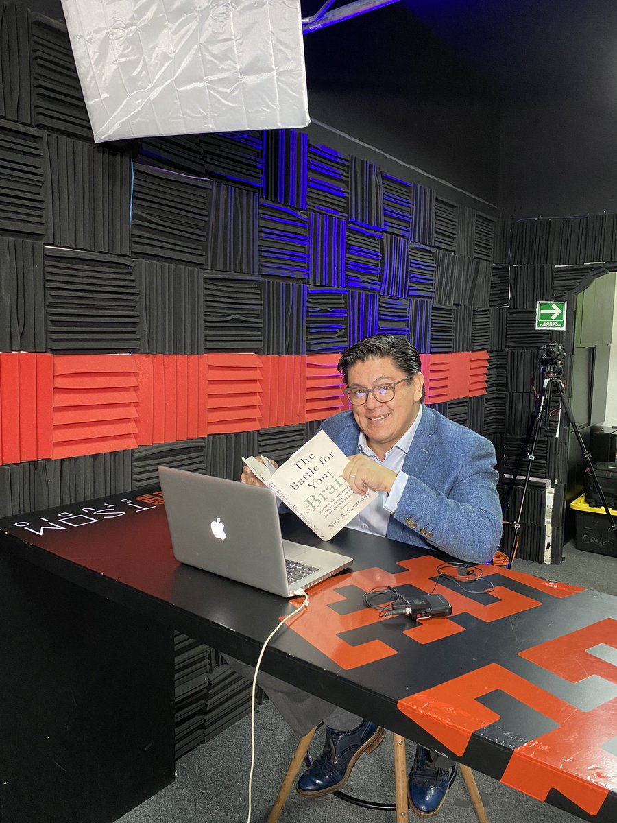 C_LVLMagazine's tweet photo. 🎤 Dirigir y conducir el programa Líderes al descubierto, de C-Level, implica un estudio previo de cada líder invitado(a) y de los temas que él o ella domina y le apasionan. 

@Anyerlab minutos antes de la grabación de un nuevo episodio.

Disfrútalo en YouTube y Spotify https://t.co/y4hpcXtXcI