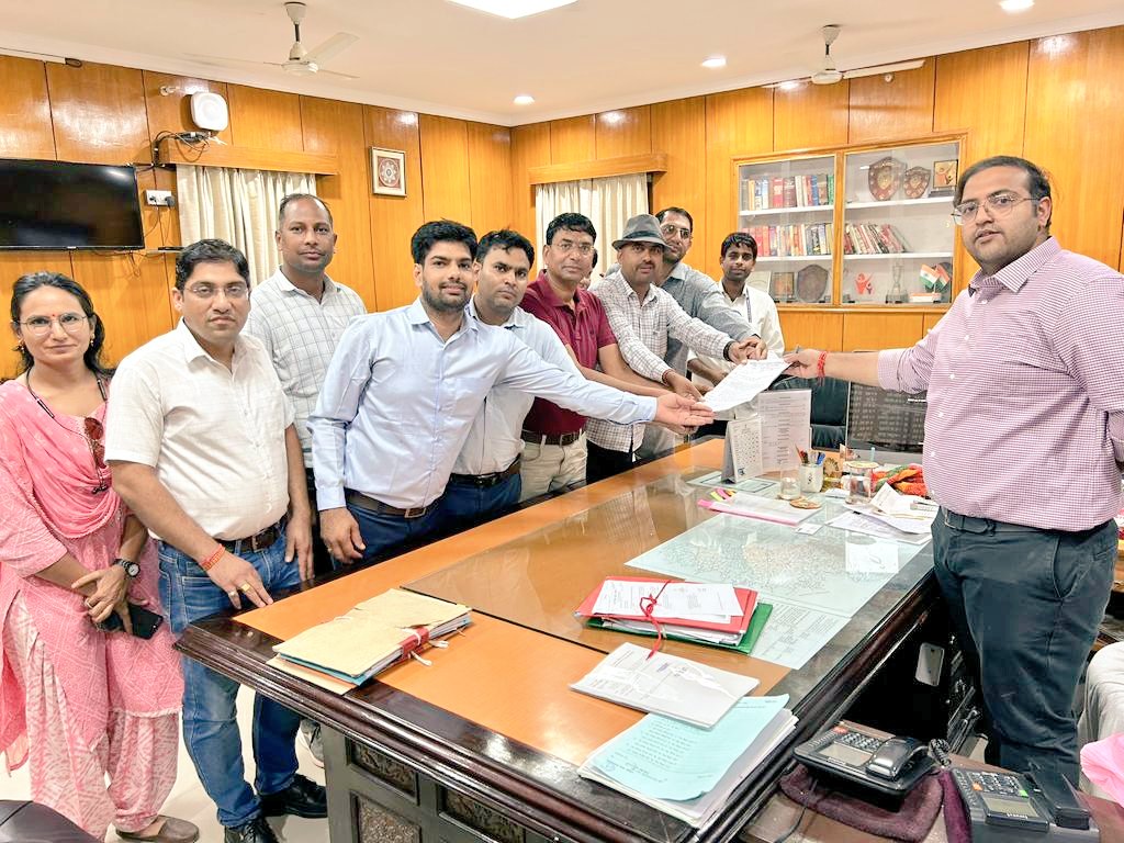 RPEA_U's tweet photo. आज  राजस्थान फार्मासिस्ट कर्मचारी संघ (एकी) @RPEA_U की विभिन्न जिलों शाखा द्वारा @CMRajasthan श्री @ashokgehlot51 एवम चिकित्सा मंत्र @plmeenaINC के नाम जिला कलेक्टर के द्वारा  फार्मासिस्ट की विभिन्न मांगों को लेकर 7 सूत्रीय मांग पत्र सौंपा गया। 1/2
@_lokeshsharma 
@artizzzz https://t.co/rVI4nT6NUW