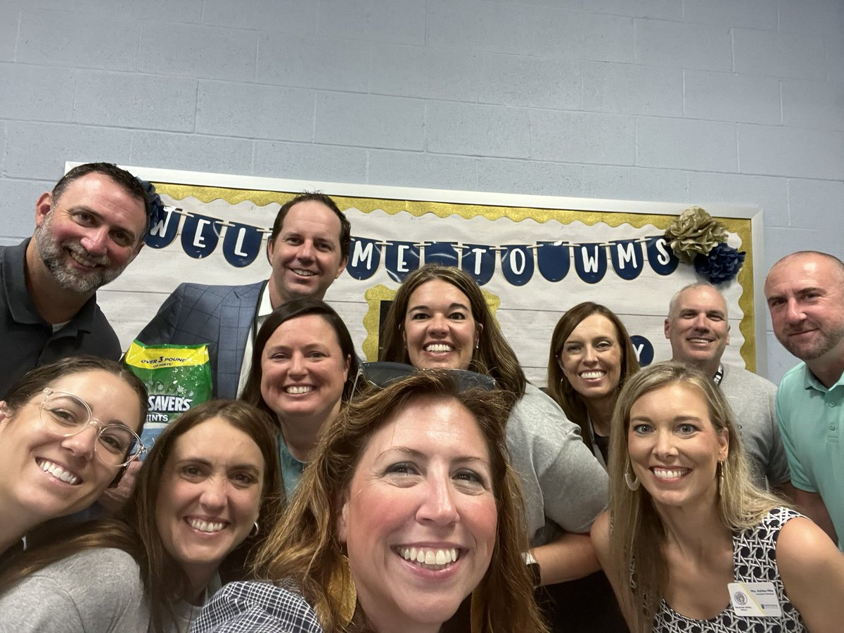 WSDR4Supt's tweet photo. First Day of School fun!  💙💛#DeepDeepDownDown #WeAreWentzville @AP_HoltHammond  @HoltPrincipal @WMSIndians @WSDinfo https://t.co/ejTTzYwQUq