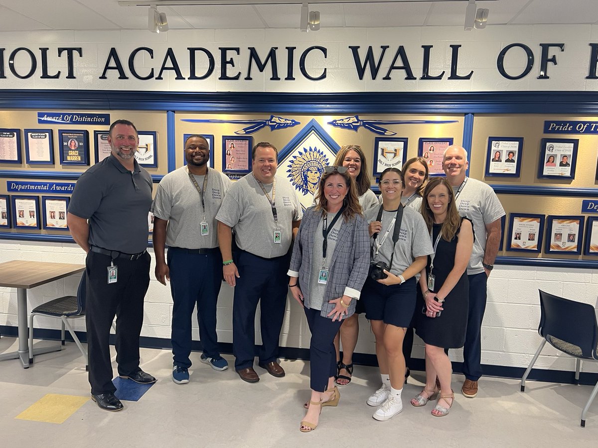 WSDR4Supt's tweet photo. First Day of School fun!  💙💛#DeepDeepDownDown #WeAreWentzville @AP_HoltHammond  @HoltPrincipal @WMSIndians @WSDinfo https://t.co/ejTTzYwQUq