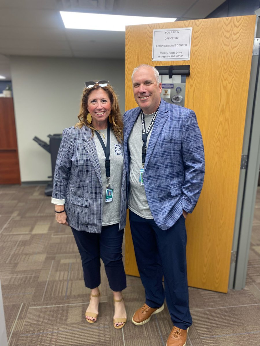 WSDR4Supt's tweet photo. First Day of School fun!  💙💛#DeepDeepDownDown #WeAreWentzville @AP_HoltHammond  @HoltPrincipal @WMSIndians @WSDinfo https://t.co/ejTTzYwQUq
