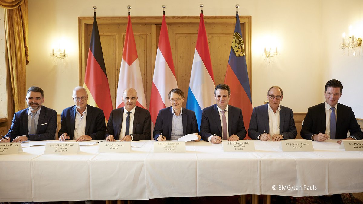 BMG_Bund's tweet photo. Sozial- und #Gesundheitsquintett auf Schloss Diedersdorf: @Karl_Lauterbach und @hubertus_heil sprechen heute und morgen mit ihren Amtskolleg*innen aus Österreich, Schweiz, Liechtenstein &amp; Luxemburg über wichtige gemeinsame Themen, u. a. Fachkräftesicherung in Gesundheitsberufen. https://t.co/r9PLzERjav