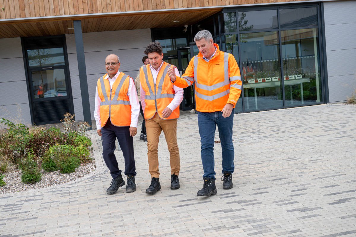HuwMerriman's tweet photo. Final stop of my day was to @SiemensMobility new train manufacturing plant &amp; supply chain rail centre in Goole. A pleasure to meet their apprentices who will become the highly skilled engineers of the future. Looking forward to this team delivering at home &amp; abroad https://t.co/6OQ1KtzXYq