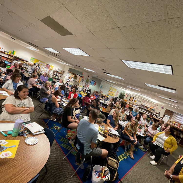 HRE_lion_cubs's tweet photo. We are kicking the year off with our Lion Cub Leaders for our opening staff meeting! 🖤💛 #LionCubsLeadTheWay #ReflectConnectAffect https://t.co/4Lyh7L95qg