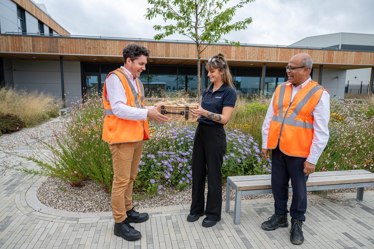 HuwMerriman's tweet photo. At the end of my visit, apprentice (and trainee beekeeper) Milly presented me with a jar of Goole honey, produced on site by Siemens' very own hive! #summerrailtour https://t.co/cLk0rV1hOm