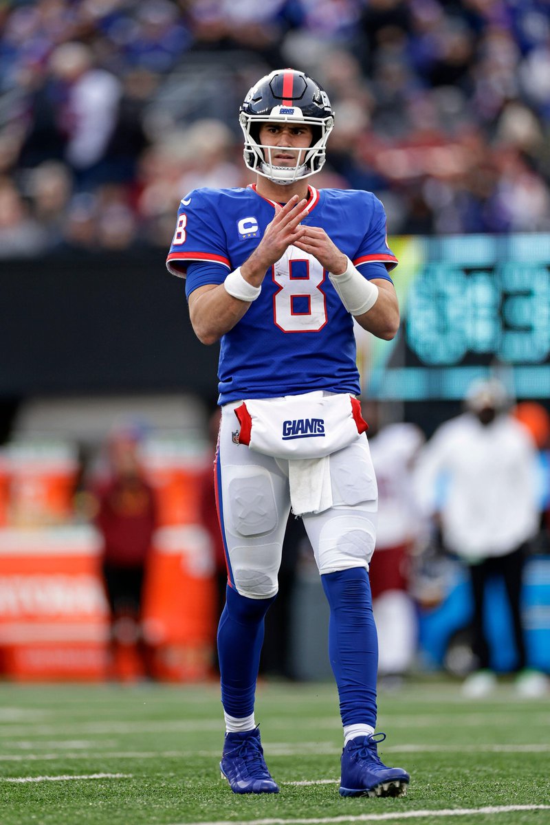 PFF's tweet photo. Daniel Jones vs the Panthers:

🪙 93.1 PFF Grade (1st)
🪙 8/9
🪙 69 yards
🪙 1 TD
🪙 135.6 passer rating https://t.co/YT0SgGvTsq