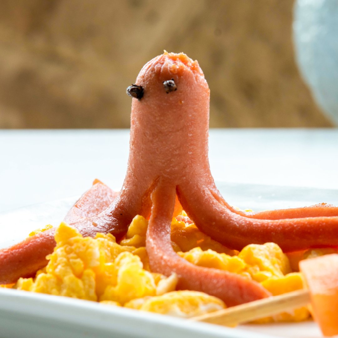 ¿Qué mejor sensación que desayunar con una vista al mar Caribe? 🤩

También tenemos desayuno para los pequeños de la casa, nuestros deliciosos salchipulpos con huevo revuelto. 🍳