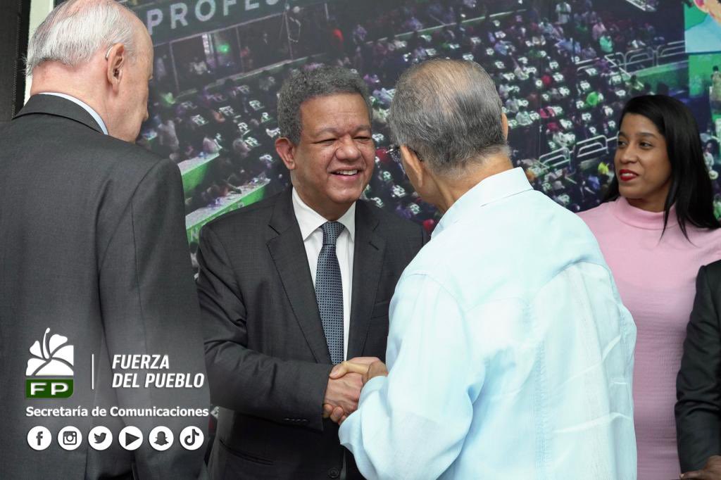 keylaReyna04's tweet photo. En la Fuerza del Pueblo, estamos comprometidos con un futuro brillante para la República Dominicana. 💪 Guiados por el liderazgo inspirador del presidente @LeonelFernandez, trabajamos incansablemente para construir un camino de progreso y prosperidad. En nuestra reunión de la Dirección Política, evaluamos estratégicamente los pasos hacia el 2024. ¡Juntos forjamos un horizonte prometedor! 🌟 #FPComunica #FuerzaDelPueblo 🇩🇴📈 #KeylaReyna🇩🇴 #FelizLunesATodos 😘   @fpcomunica @LeonelFernandez