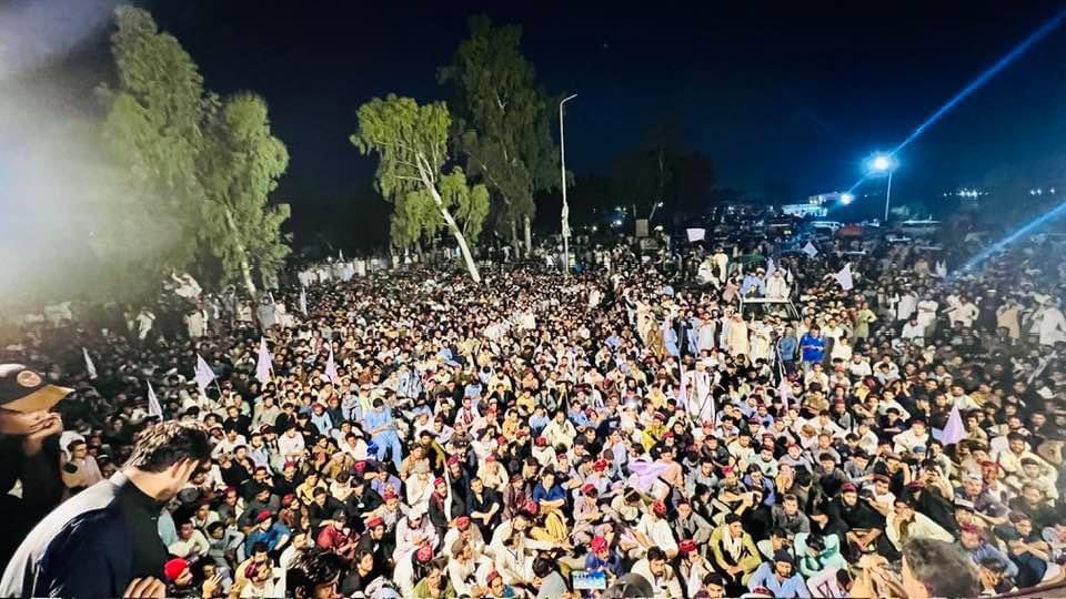 vaxiri's tweet photo. پښتون ژغورنې غورځنګ مزاحمتي تحريک دای او مزاحمت تحريک په زور نشي ختمېدلی او نه خاموش کیدلی ځکه چې مزاحمت په خپله د زورور په مقابل کې زور دای
او د سره مزاحمتي تحريک د دې جبر سره له هم قوي کيږي
#Stand4Gilaman
#SupportPTM https://t.co/R0k7jqyjNN
