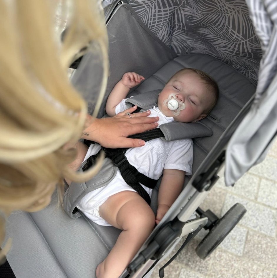 Sweet dreams little one⛅ 💫 

Shop the MB160 Grey Tropical, NOW IN STOCK👇🏽: 
mybabiie.com/collections/mb…

#mybabiie #greytropical #mb160 #samanthafaiers #dreamiie #pushchair #mumessential #babygoods