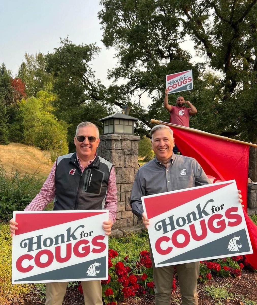 WSU_Cougar_Pres's tweet photo. I enjoyed welcoming back @WSUVancouver Cougs for the beginning of the new academic year. Thanks for all the honks as #VanCoug students, faculty, and staff returned for the first day of the fall 2023 semester! #WSU #GoCougs https://t.co/9s3dPqq3RT