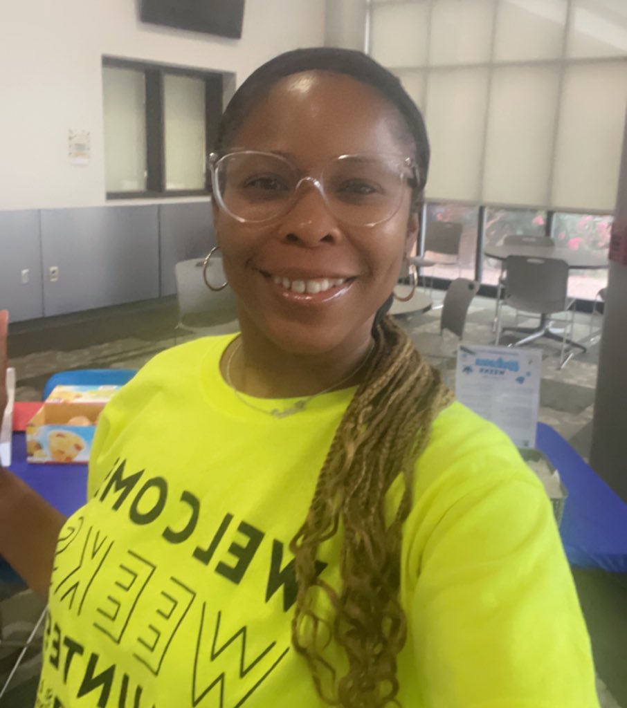 AskErikaSTLCC's tweet photo. Working the welcome table to greet all of our early college and dual enrollment @STLCC Archers today! 🙌🏽❤️🎉Special shout out to Mariah Palmer , Coordinator of Student Orientation/New Student Programs for coordinating the welcome wagon efforts at the Florissant Valley campus! https://t.co/EreTtPMt0q