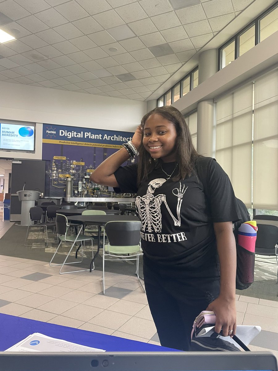 AskErikaSTLCC's tweet photo. Working the welcome table to greet all of our early college and dual enrollment @STLCC Archers today! 🙌🏽❤️🎉Special shout out to Mariah Palmer , Coordinator of Student Orientation/New Student Programs for coordinating the welcome wagon efforts at the Florissant Valley campus! https://t.co/EreTtPMt0q