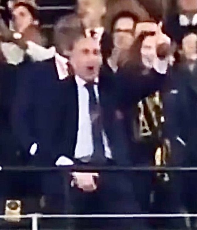 L: ¿Has visto a mi abogado?
S: ¿Que abogado?
L: el que tengo aquí colgado 

😂😂😂 <a href="/pilotaipunt/">Amb B de Barça</a>