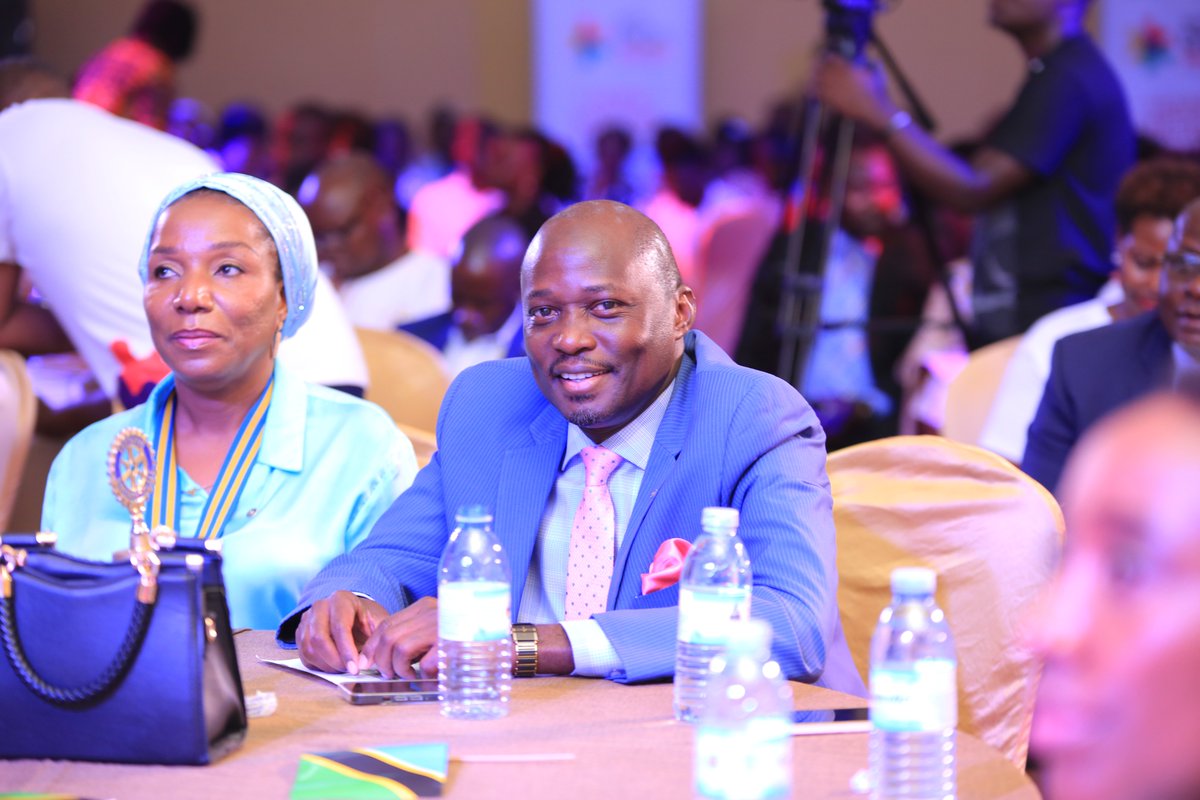 Rotary9214dca's tweet image. A true fundraising genius, @DGKenMugisha takes the stage and works his magic! In just one day, his wisdom has led us to surpass an incredible milestone, raising over 150 million. These generous contributions from presidents, leaders, and attendees embody the spirit of unity.