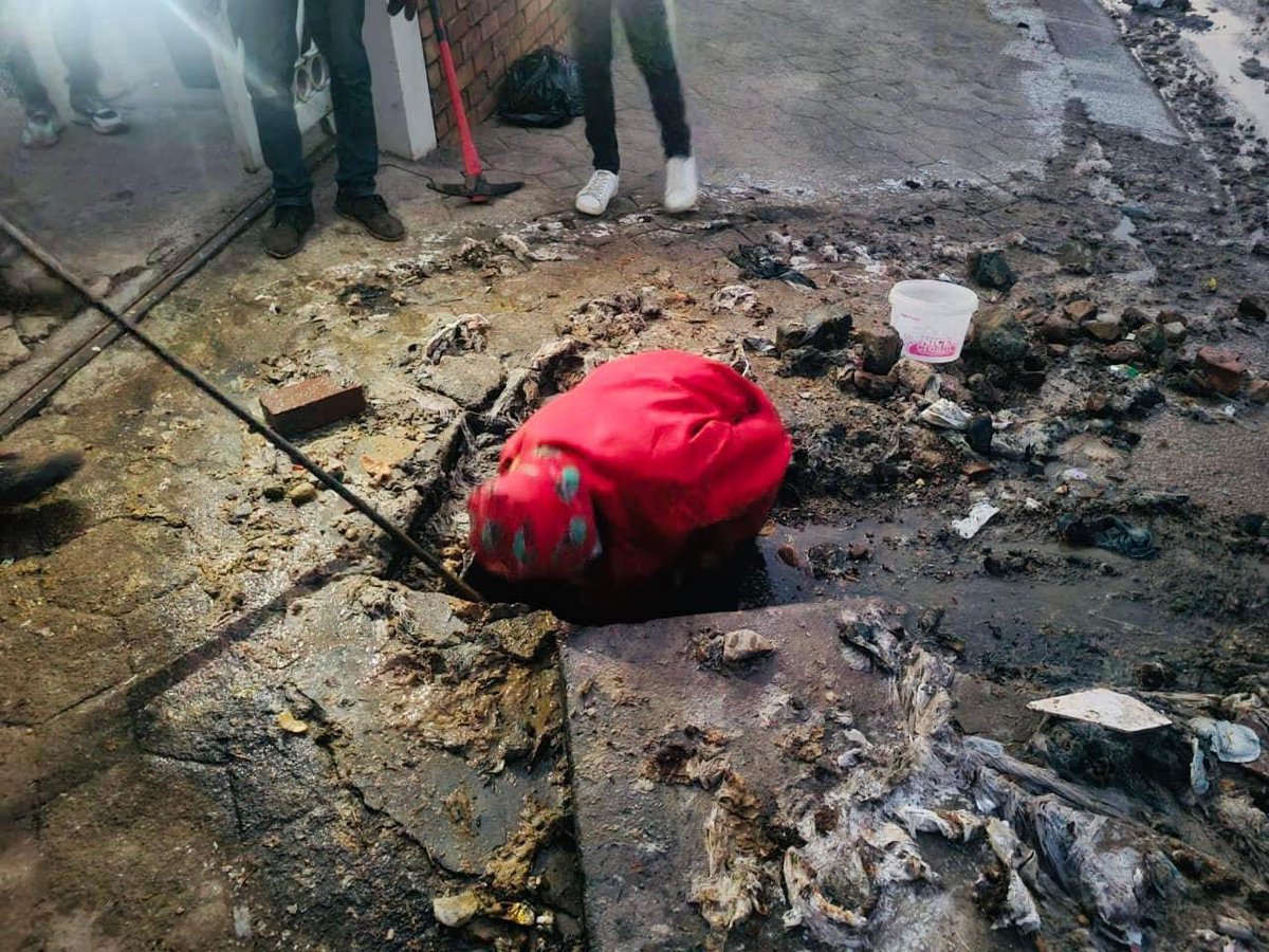 Dikatso19's tweet photo. Aowa re voteleng hle, things we do for the community are above and beyond.  

2024 is our 1994
#EFF 
#EFFTurns10 https://t.co/JzPtasiSmq