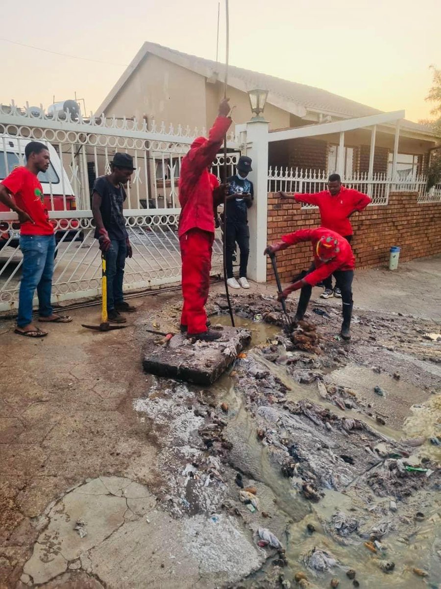 Dikatso19's tweet photo. Aowa re voteleng hle, things we do for the community are above and beyond.  

2024 is our 1994
#EFF 
#EFFTurns10 https://t.co/JzPtasiSmq
