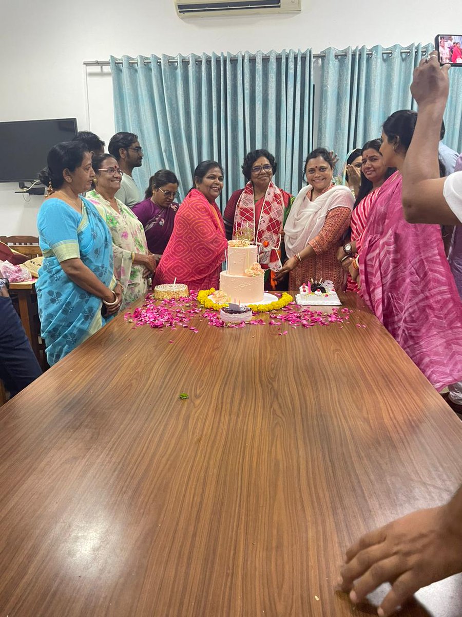 poojakapilmisra's tweet photo. #जयपुर_राजस्थान
#Bday_Vibes
#Vijaya_Tai

मेरी गुरु, मार्गदर्शक, प्रेरक, अथक परिश्रमी, राष्ट्रीय मंत्री भाजपा, राजस्थान प्रदेश सह प्रभारी और भाजपा महिला मोर्चा की पूर्व राष्ट्रीय अध्यक्ष आदरणीय विजया राहटकर ताई जी का जन्मदिन महिला मोर्चा की बहनों के साथ मनाया https://t.co/6fJtISQixX