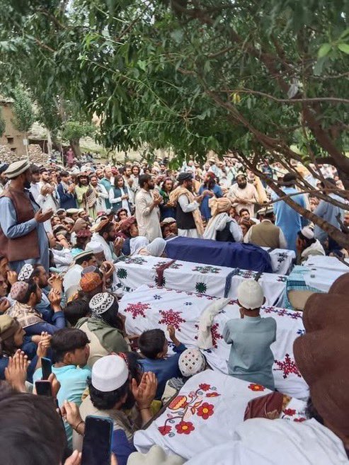 vaxiri's tweet photo. د پاکستان اوسني داخلي شرايط څه داسې ښکاري چې نوره زموږ او دا دوی ګزاره سره ګرانه ده 
دوی ورځ تر بلې دغه توپيري کرښه نوره هم ښکاره کوي
او پښتانه اوس لوی دي که واړه دي ډېر ژر یې سر پې خلاصيږي
#Stand4Gilaman
#SupportPTM https://t.co/LuGZJ2cDtr