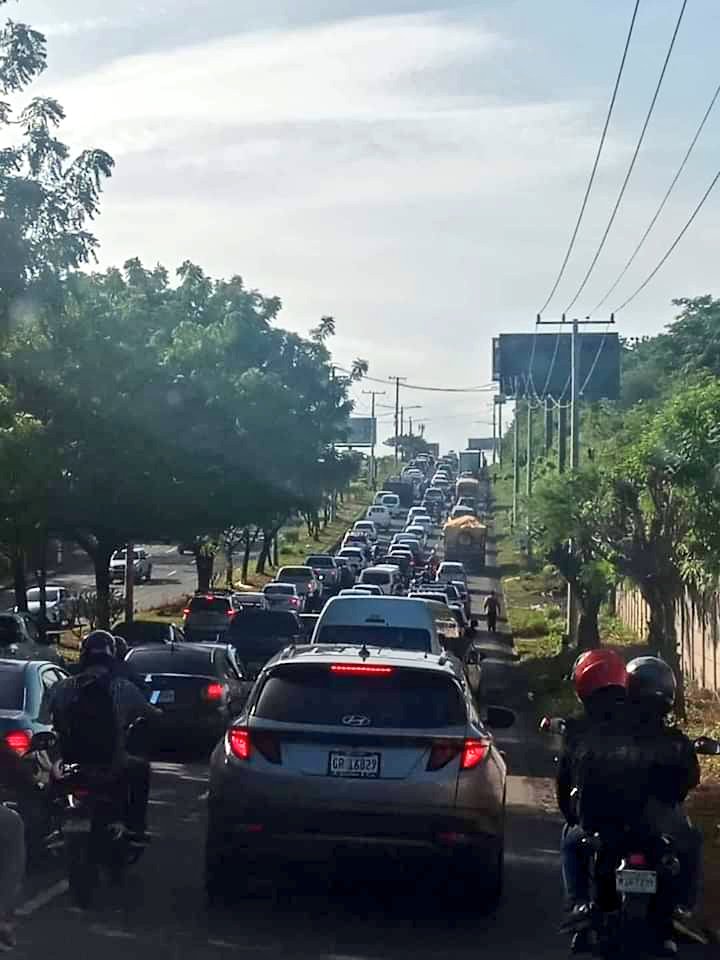 Trafico en la Pista Suburbana debido a los trabajo de ampliacion de la Pista Juan Pablo ll
#Managua 
#Nicaragua 
#TraficoNi
Caos total...😬🤦‍♂️🤷‍♂️👇