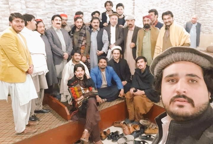 vaxiri's tweet photo. تېر پينځه کاله کښې د تحريک ملګرو ته لاس پښې ور مات کړل، جیلونو او ټارچرسېلونو کې واچول، مخامخ او په سره ورځ یې وو وژل خو بیا هم وروستو شوي نه دي
دا دې مانا دا شوه چې موږ هېڅ قوت يا طاقت نشي ماتولی
موږ به تر مرامه ځو...
#Stand4Gilaman
#SupportPTM https://t.co/kmqQBvUR1j