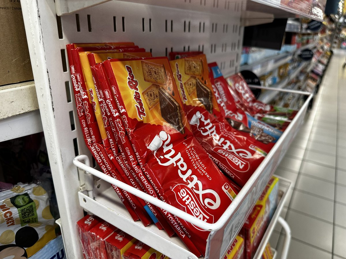 Hola <a href="/CarrefourES/">Carrefour España</a> estoy en el Carrefour Nassica de Getafe y los stands de chocolate están casi todas las tabletas  dobladas por el calor, como en la foto.