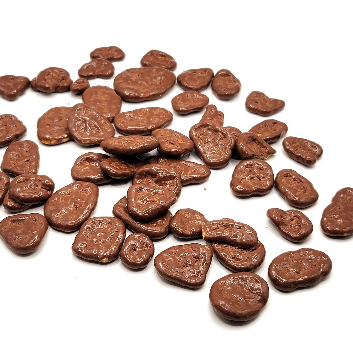 The delicious flavor of a banana split in bite sized chips. Dried bananas coated in rich milk chocolate, a decadent treat you won't be able to resist. Pick up our Milk Chocolate Banana Chips in store or order online today.🍫🍫🍌🍌#candy #chocolate