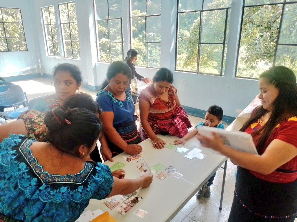 SESAN_Solola's tweet photo. Para recuperar las buenas prácticas de lactancia materna exclusiva para niños desde que nacen hasta los 6 meses, se realizan consultas en San Pablo La Laguna, logrando la sensibilización de las madres. #PorMasNiñosSaludables #GCNN https://t.co/zkwQ89V5tT