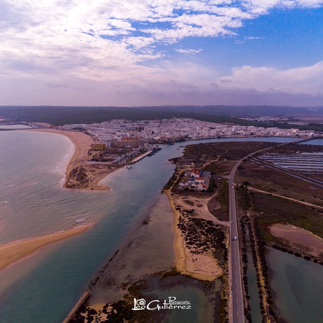 El momento en el que río y mar se funden 

#Barbate #paisaje #naturaleza #atlantico 

⁦<a href="/LateCadiz/">Late Cádiz | latecadiz.com</a>⁩ ⁦<a href="/CadizTurismo/">Turismo de la provincia de Cádiz</a>⁩ ⁦<a href="/VivaBarbate/">Viva Barbate</a>⁩ ⁦<a href="/viveandalucia/">Vive Andalucía</a>⁩ ⁦<a href="/TurismoAND/">Consejería de Turismo y Andalucía Exterior</a>⁩ ⁦<a href="/turismolajanda/">Turismo La Janda</a>⁩ 

📸 Leo Gutiérrez 
📍Desembocadura del Río Barbate