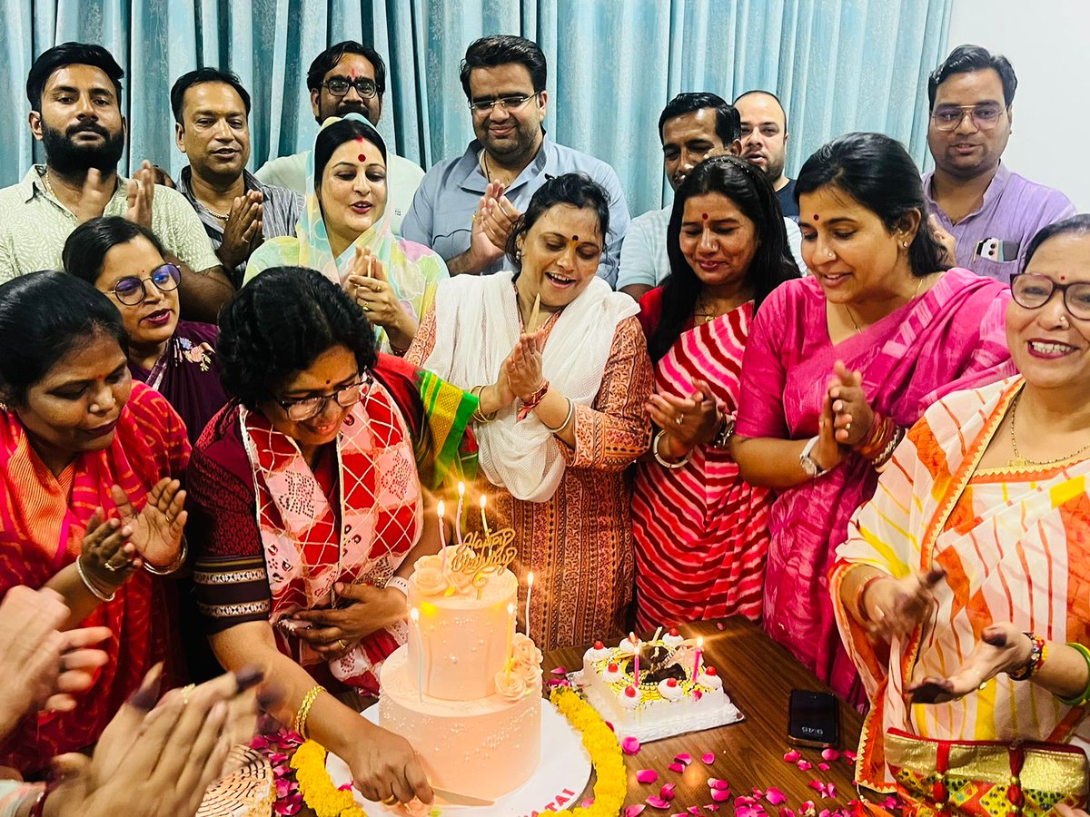 VijayaRahatkar's tweet photo. Day started with Darshana of Shrinathji in Nathdwara &amp; ended with Love, Affection of Karyakarta's in Jaipur. 

Memorable BirthDay!!! https://t.co/7RKspQlLWt