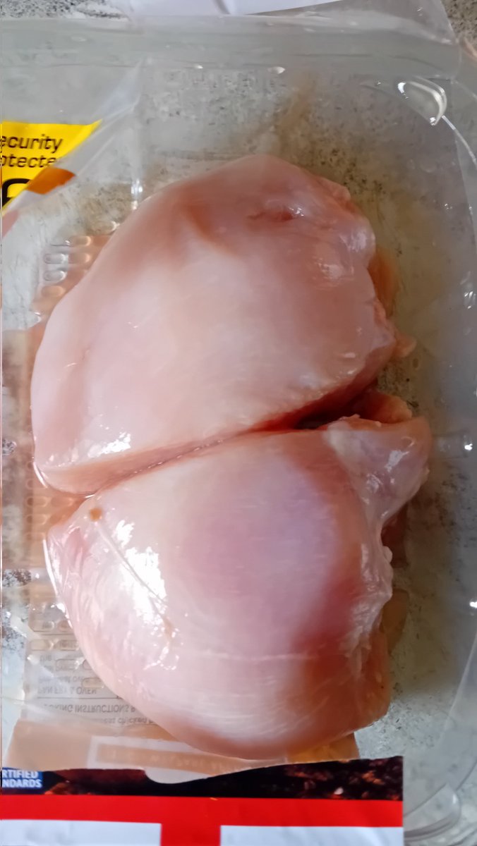 bchalmers's tweet photo. According to @tesco, 2 chicken fillets actually means 1 cut in half, what a f***ng liberty https://t.co/VCKKEK1R1p