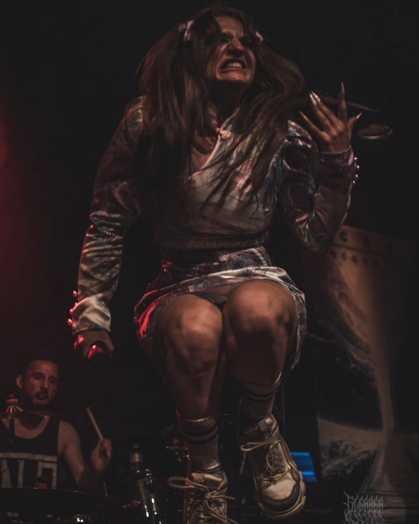 another_c0ffee's tweet photo. Opening with Ocean Encounters for @HA_NA_BIE_ aka the best day of my life. 🫶🏻

📸: GigView / Glenzer Blegh

Thanks for the review : https://t.co/N1h7NP1oaQ 

#metalvocalist #femalevocalist #scream #fryscream #growl #metalgirl #Oceanencounters #hanabie #metalband #belgium https://t.co/SdcC35tAAM