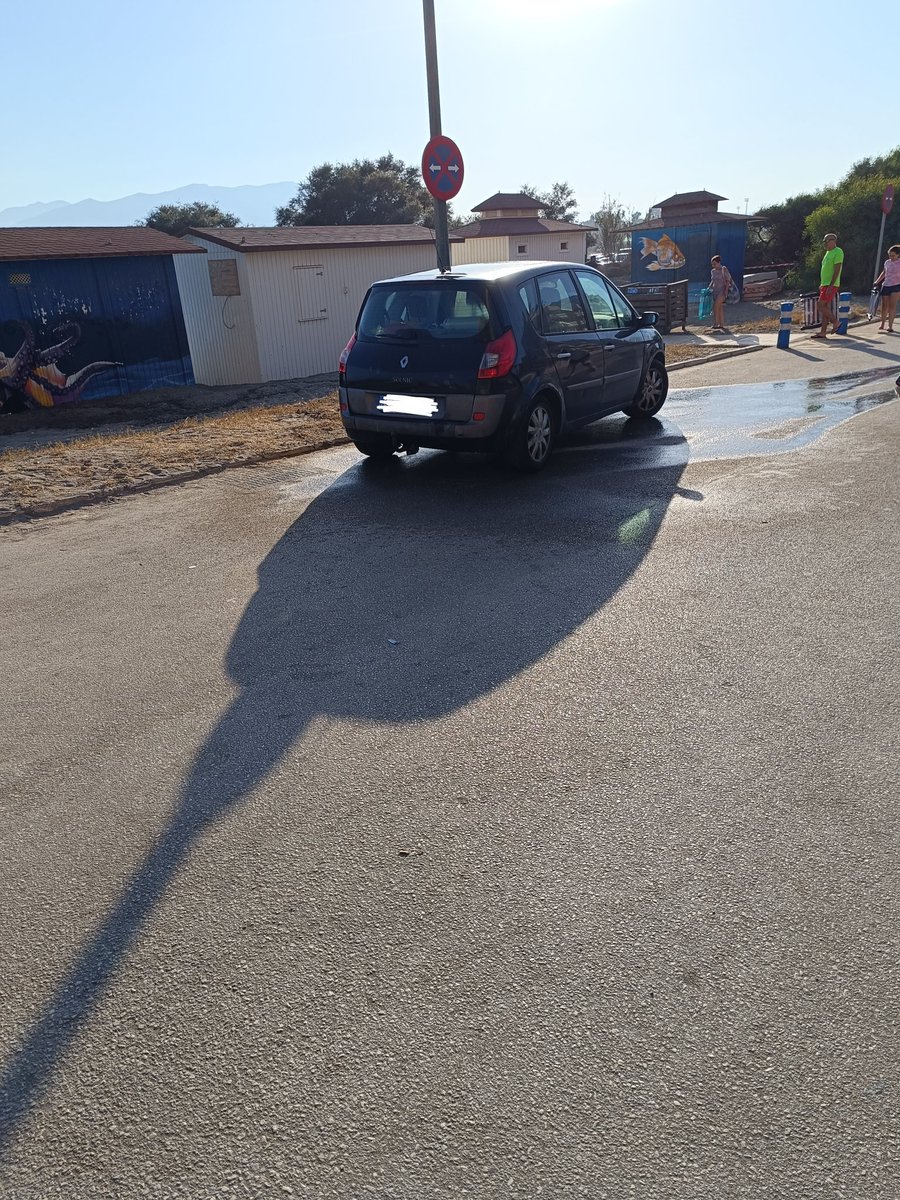 AdriespinaR4's tweet photo. El Ayto. de @malaga corta el agua de las duchas de las playas para ahorrar agua, y los socorristas de la PLAYA DE GUADALMAR sacan una manguera de su caseta para lavar el coche, y encima te dicen que ha aprovechado ya que iba a lavar la moto de agua @pacodelatorrep, INCREIBLE!! https://t.co/RyPfLyYcfE