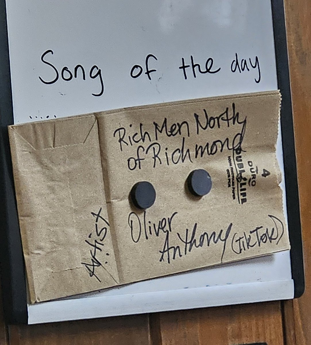 B2_thej's tweet photo. #RichMenNorthOfRichmond 
#SongOfTheDay
Written On the Wall at @WingsNMore #CollegeStationTX
#OliverAnthony
#WingsNMore https://t.co/7x6O9VIRj7