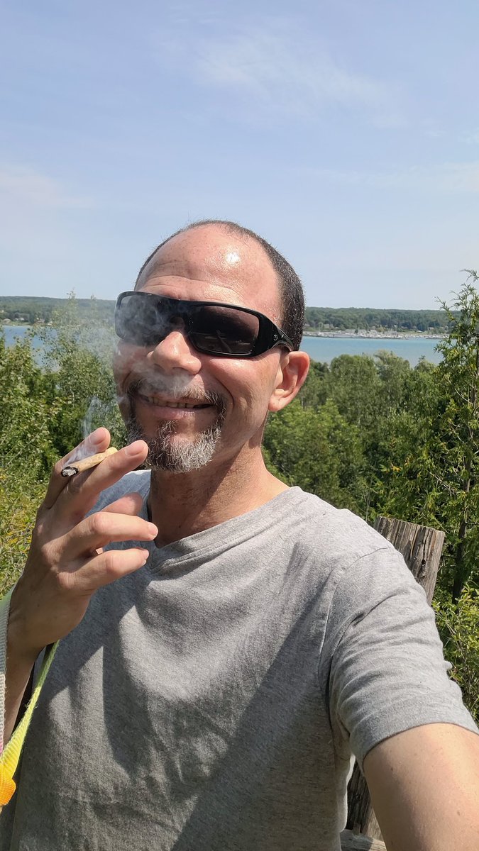 TerryHarding73's tweet photo. The trail I walk Dad's dog on, has a nice view, and a good rest spot lol #puffpuffpass #Mmemberville #Stonerfam ##bayviews 💨💨✌🏾💚 https://t.co/jTxec0aSk2