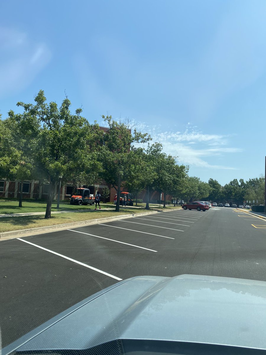 🚨Housing students 🚨 All this parking is yours along Cate Center Drive <a href="/OU_HRL/">OU Housing & ResLife</a>