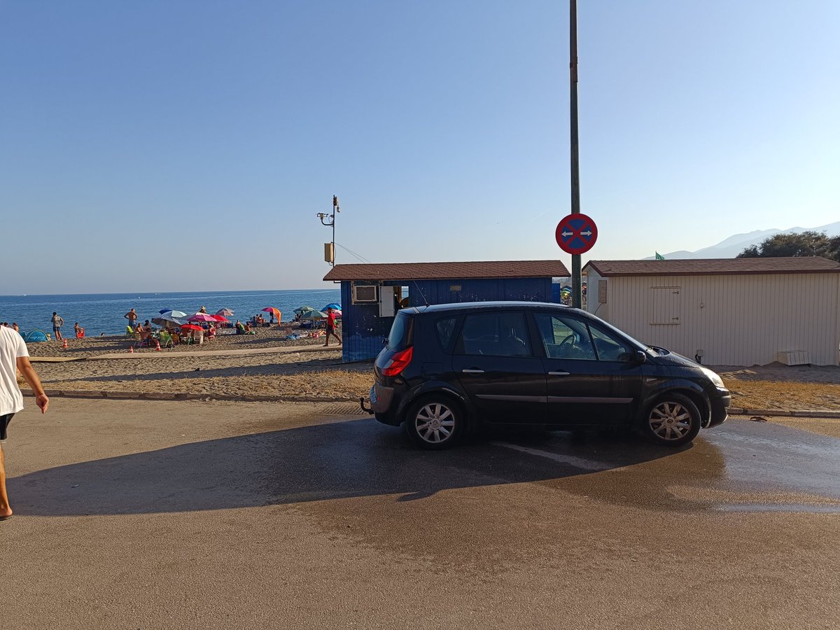 AdriespinaR4's tweet photo. El Ayto. de @malaga corta el agua de las duchas de las playas para ahorrar agua, y los socorristas de la PLAYA DE GUADALMAR sacan una manguera de su caseta para lavar el coche, y encima te dicen que ha aprovechado ya que iba a lavar la moto de agua @pacodelatorrep, INCREIBLE!! https://t.co/RyPfLyYcfE