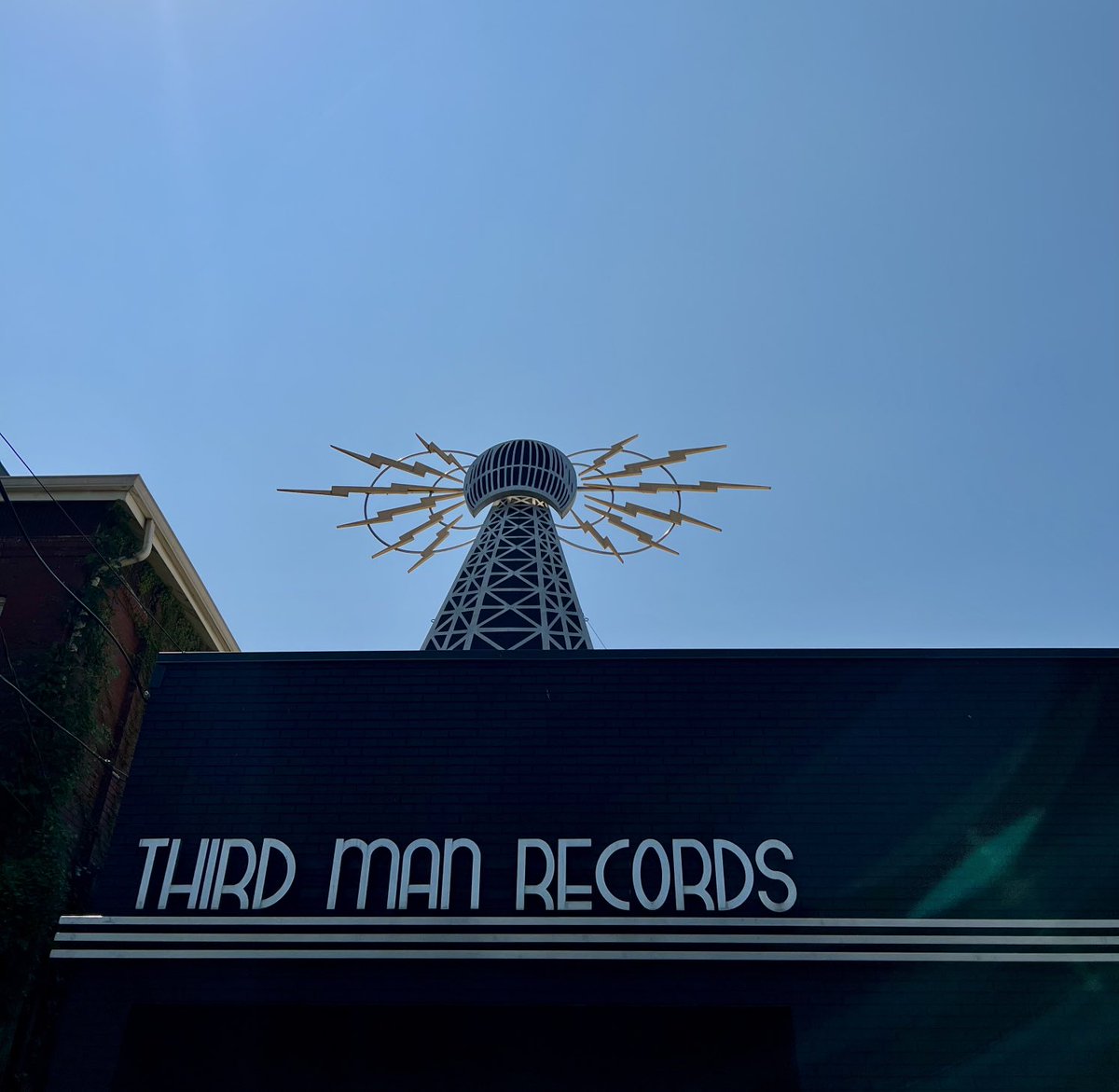 jimeasterhouse's tweet photo. necessary visit for my first time in Nashville! https://t.co/GOUcc0nwfN